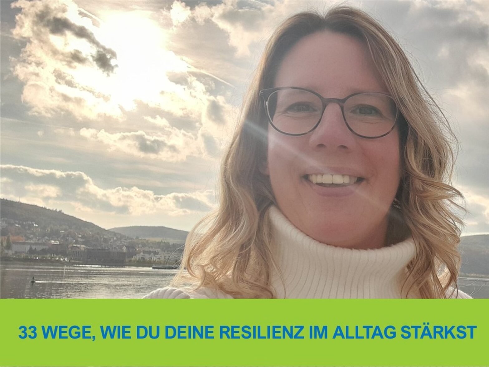 Stefanie Kappus am Rhein vor wolkigem Himmel, durch den Sonnenstrahlen fallen